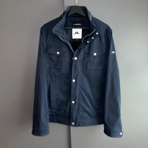 J.lindeberg Field Jacket - Mycket fint skick, inga defekter. Storlek S passar dig som är mellan 178-188cm. Nypris ca 4000kr. Modellen är 185 cm, 79 kg. Passar bra nu till sen sommar/höst. Skriv för mer information!🤝