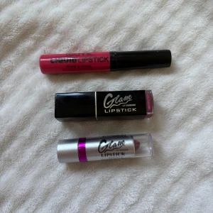 3-pack läppstift & liquid lipstick - Säljer tre snygga läpprodukter: ett flytande läppstift i stark rosa från Technic, samt två klassiska läppstift från Glam of Sweden i mörkrosa och bäriga nyanser. Perfekt för dig som vill variera din look med både glans och matt finish.