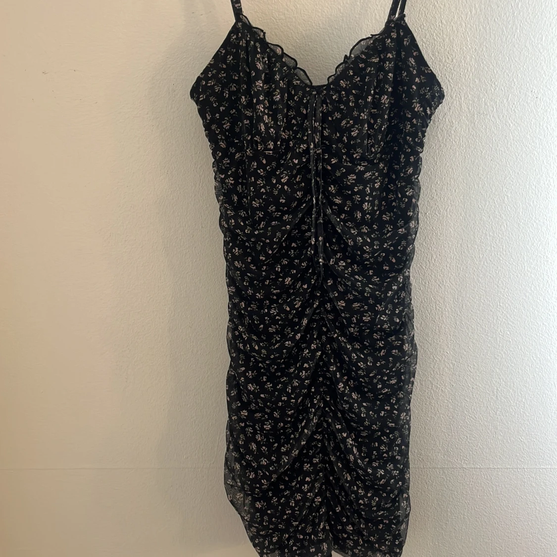 Blommig svart kortklänning H&M Divided