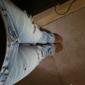 Ljusblå jeans - Supersnygga lågmidjade jeans!  Slitna längst ner där bak men annars o fint skick, lapp saknas men uppskattar storlek s 💕