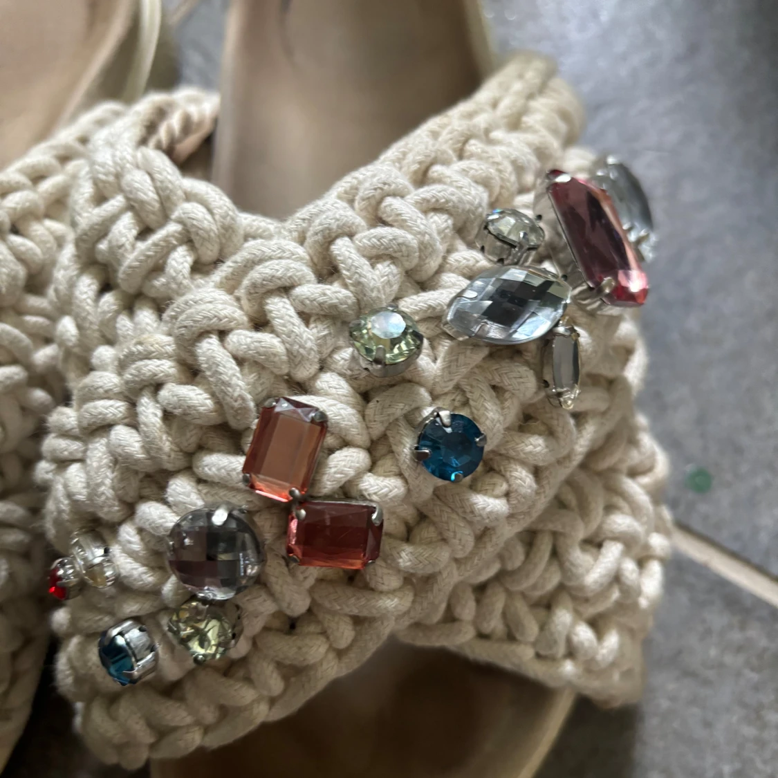 Beige virkade sandaler med stenar - 1