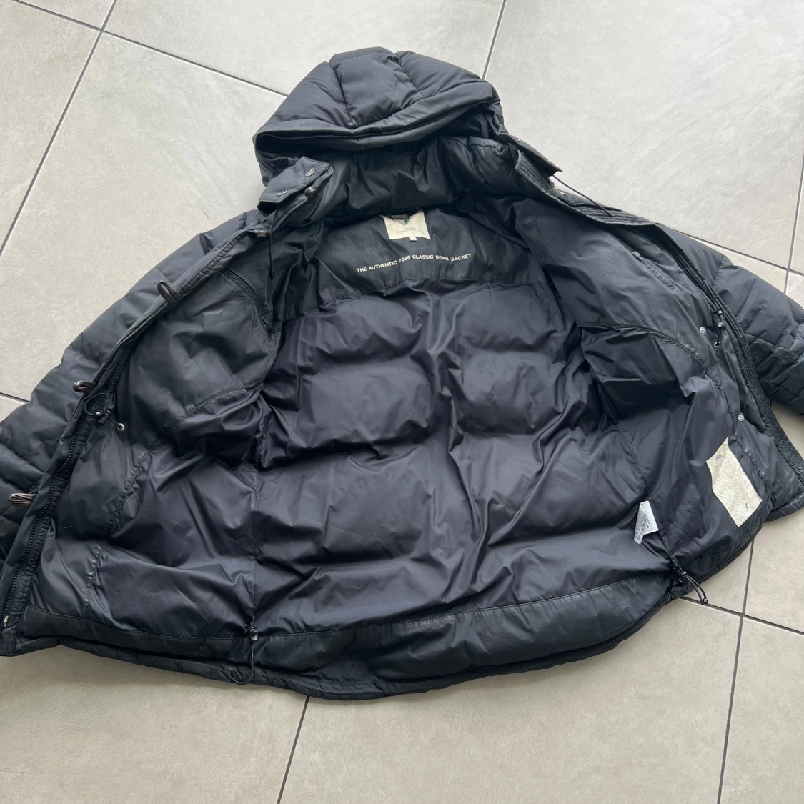 Svart dunjacka med huva - 1