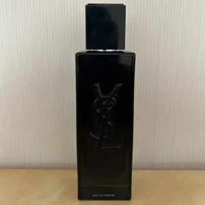 Yves Saint Laurent MYSLF Eau de Parfum - Fick som födelsedagspresent. Köpt från KICKS. Nästa hela kvar, knappt använd. Perfekt inför sommaren. Hör av dig för mer information eller frågor💥