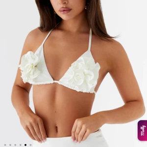 Vit bikiniöverdel, Peppermayo - Superfin vit bikiniöverdel från Peppermayo med 3D-blommor på båda kuporna. Klassisk trekantsmodell med knyt i nacke och rygg. Perfekt för sommaren och strandhäng! Helt ny med lappen kvar!! Köpt för 526kr🙌🏼💗