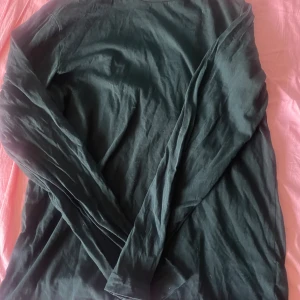 Svart pyjamas tröja långärmad  - Ny  skick, använd max ett par gånger. Svart långärmad medium Märke: HM