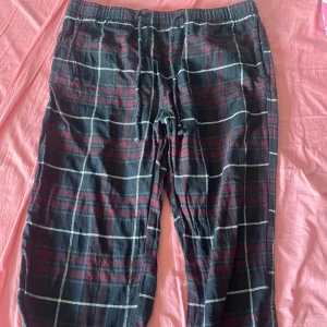 Rutig pyjamas byxor - Bra skick, rutig röd blå strl M
