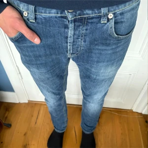Dondups - Säljer dessa par feta dondups i mycket bra skick! Säljer dessa eftersom de är aningen stora och säljer dom också för dunderpris (nypris 2000-3000) Hör av er för frågor och funderingar! Modell: 178cm 65kg