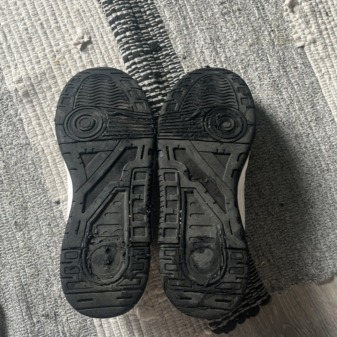 Vita sneakers med svarta detaljer - 4