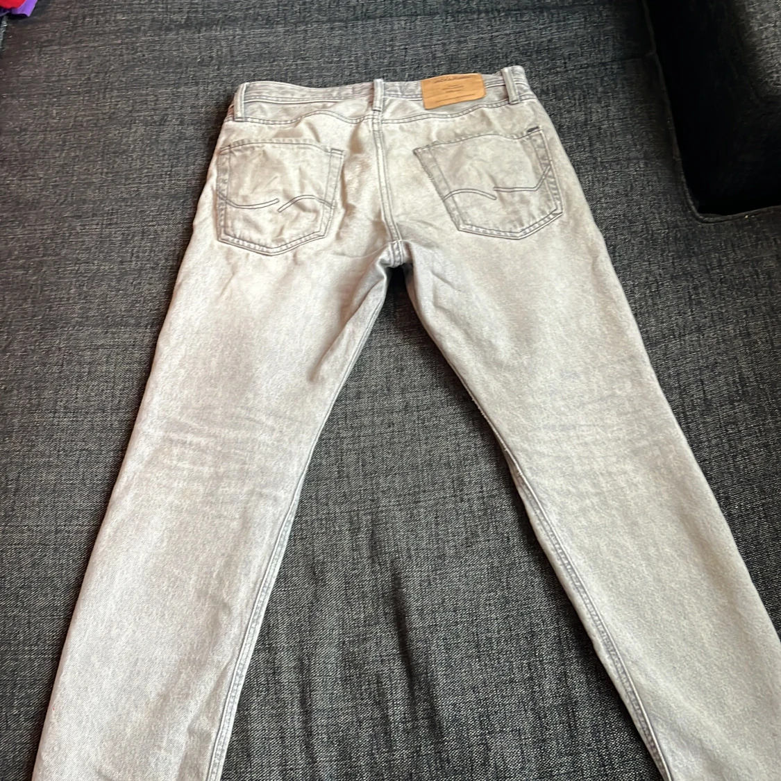 Ljusgrå jeansbyxor från Jack & Jones - 2