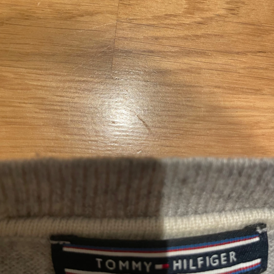 Ljusgrå tröja från Tommy Hilfiger - 2