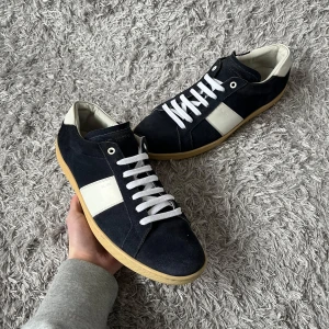 Saint Lauren SL/02 - Ett par sällsynta och eftertraktade Saint Laurent SL/02 | Fint skick, finns några tecken på användning men inget märkbart. Har lossnat lite tråd vid öppningen på ena skon som syns på sista bild, men de påverkar inte användning och de håller fortfarande ihop lika som innan! | Endast skor tillkommer vid köp! | Ställ gärna frågor innan du köper!