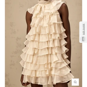 Vit/creme miniklänning / studentklänning - Helt ny, köpt för 1700kr (+tull) , säljs för 1500kr, lappen är kvar, skickar i orgianal paketet. Passar perfekt till student / skolavslutningar!! Kom med prisförslag 