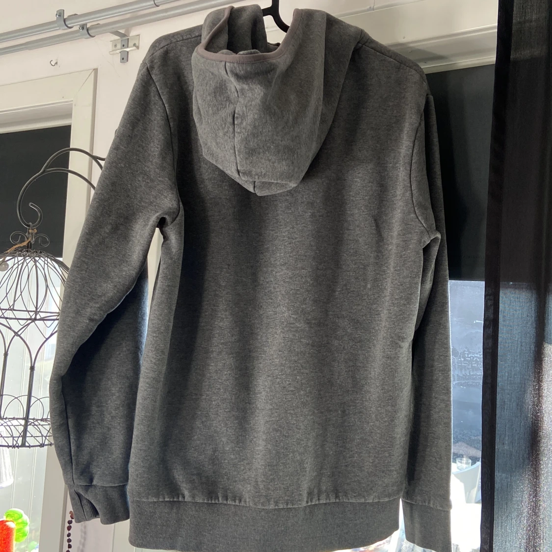 Grå hoodie från Peak Performance - 1