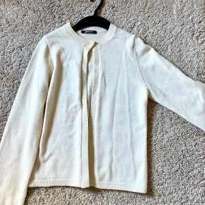 Kofta - Kofta från Gina Tricot i storlek xs, det är den som jag tog bild på fast i en cream vit färg!