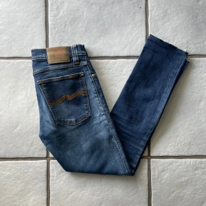 Nudie jeans - Nudie jeans i bra sick, shysst färg. Storleks lappen på jeansen är tyvärr avklipps så är inte 100% säker på storleken, bara skicka till mig så ger jag dig måtten snabbt! Hör av dig vid frågor och funderingar! Pris kan diskuteras vid snabb affär.