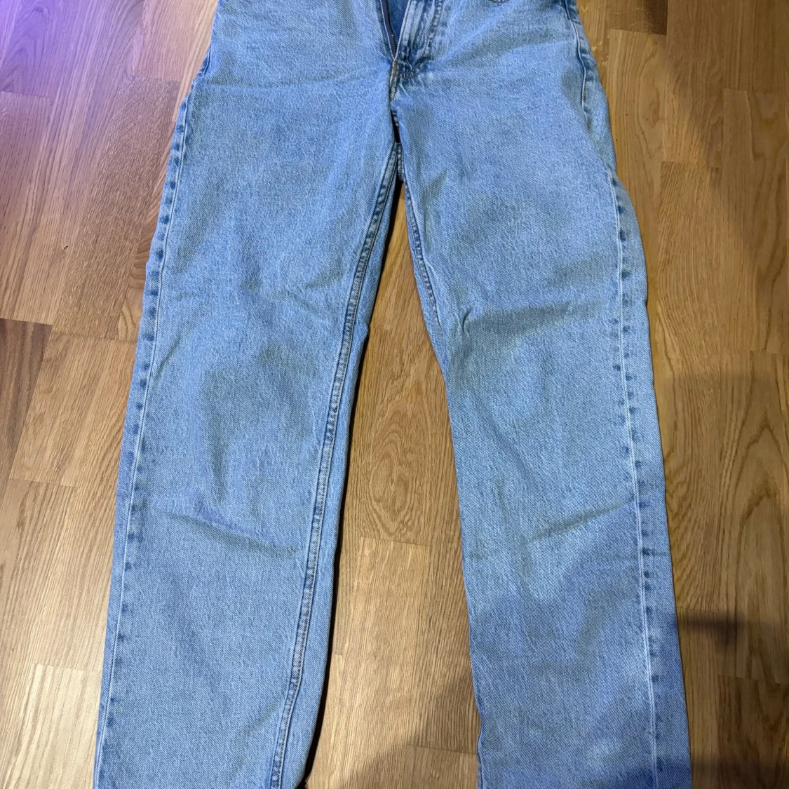 Blå raka jeans från Lindex