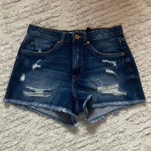 Jeans Shorts - Kan gå ner i pris vid snabb affär!  Säljer dessa ursnygga jeansshortsen med så snygga detaljer då de inte passade mig. Helt oanvända!😋