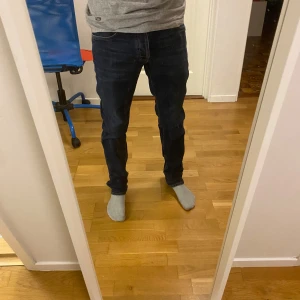 Nudie Grim Tim  - Nudie grim Tim jeans, har ett märke på bakre ficka. Strl 30/32 