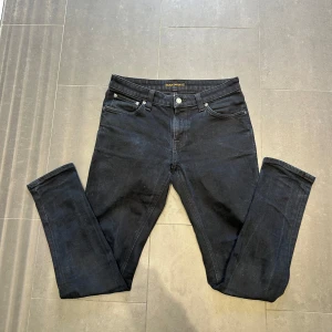 Nudie jeans - Nudie Jeans av modellen SKINNY LIN Storlek: 31/30- Skicket på jeansen är bra  8/10 - mitt pris: 499- Nypris: 1599kr   En stor fördel med Nudies jeans jämfört mot Levis, Tiger of Sweden, Replay, Lee, Acne, dondup osv. Är att du kan lämna in dem gratis for reparation eller uppläggning i Stockholm, Göteborg eller Malmö. På så vis förlängs livslängden rejalt.