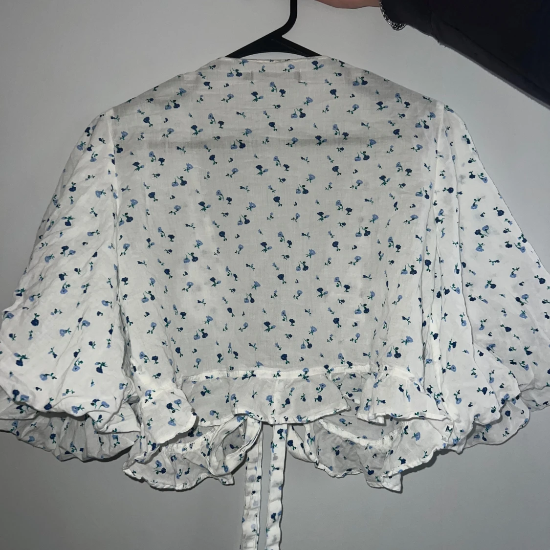 Vit blommig blus med knyt från Bik bok - 2