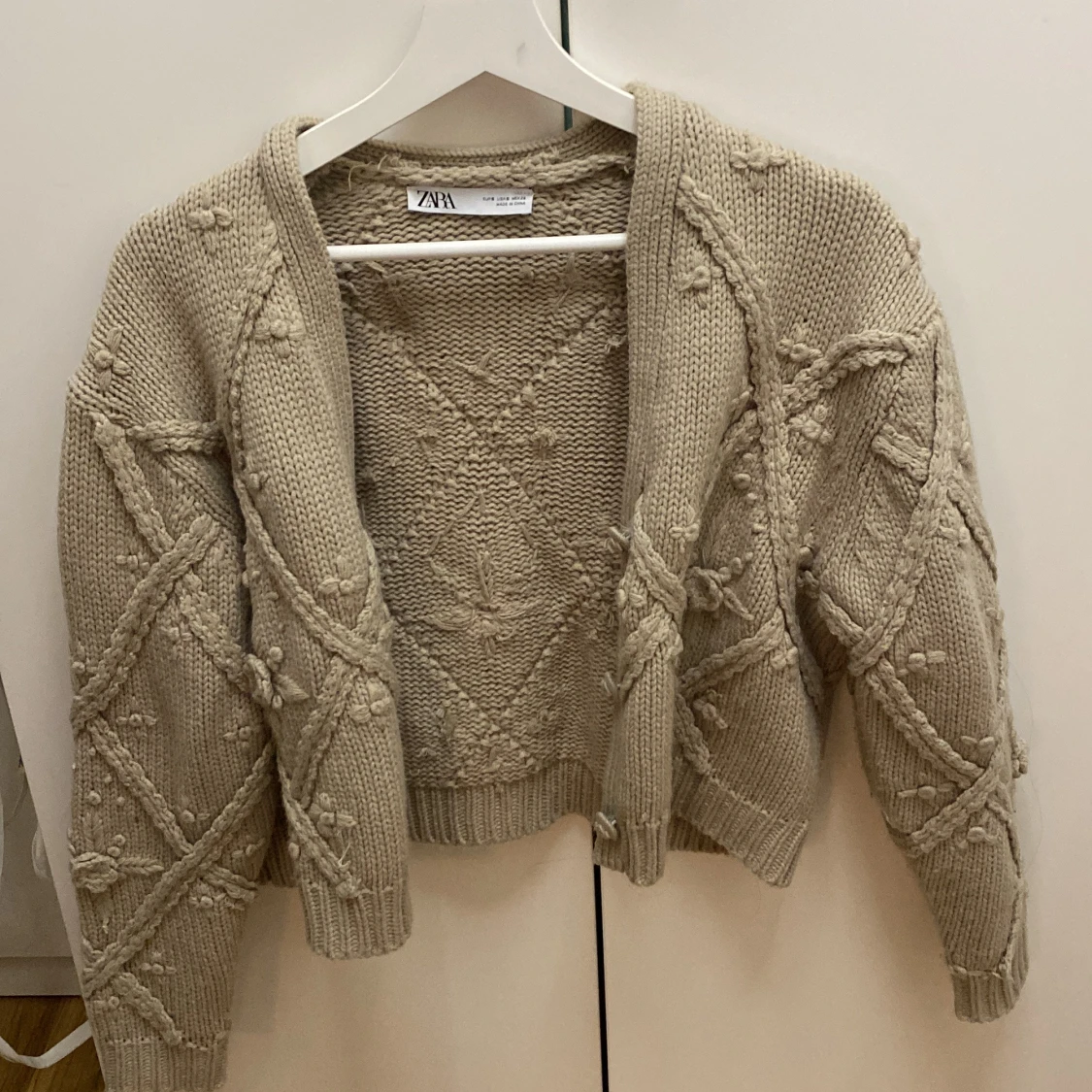 Beige stickad kofta från Zara