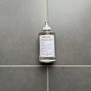 By the fireplace parfym - Tja säljer denna parfym med ungefär 40 ml kvar. Jag är sugen på något nytt så därför säljer jag den. Priset är inte hugget i sten och hör av er!