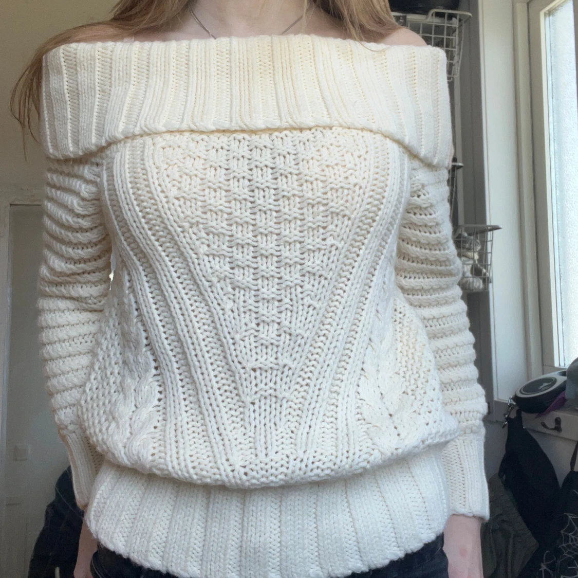 Offshoulder stickad tröja i cremevitt