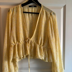 Gul blommig blus med volang - Söt gul blus från bikbok. 