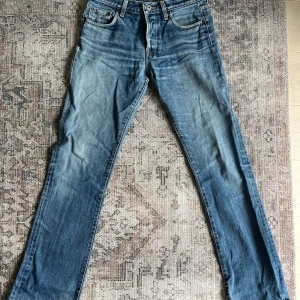 Blå straight jeans - Säljer ett par klassiska blå raka jeans med normal midja och lätt slitning framtill. Storlek W30 L34. Skriv för bilder på passform! 