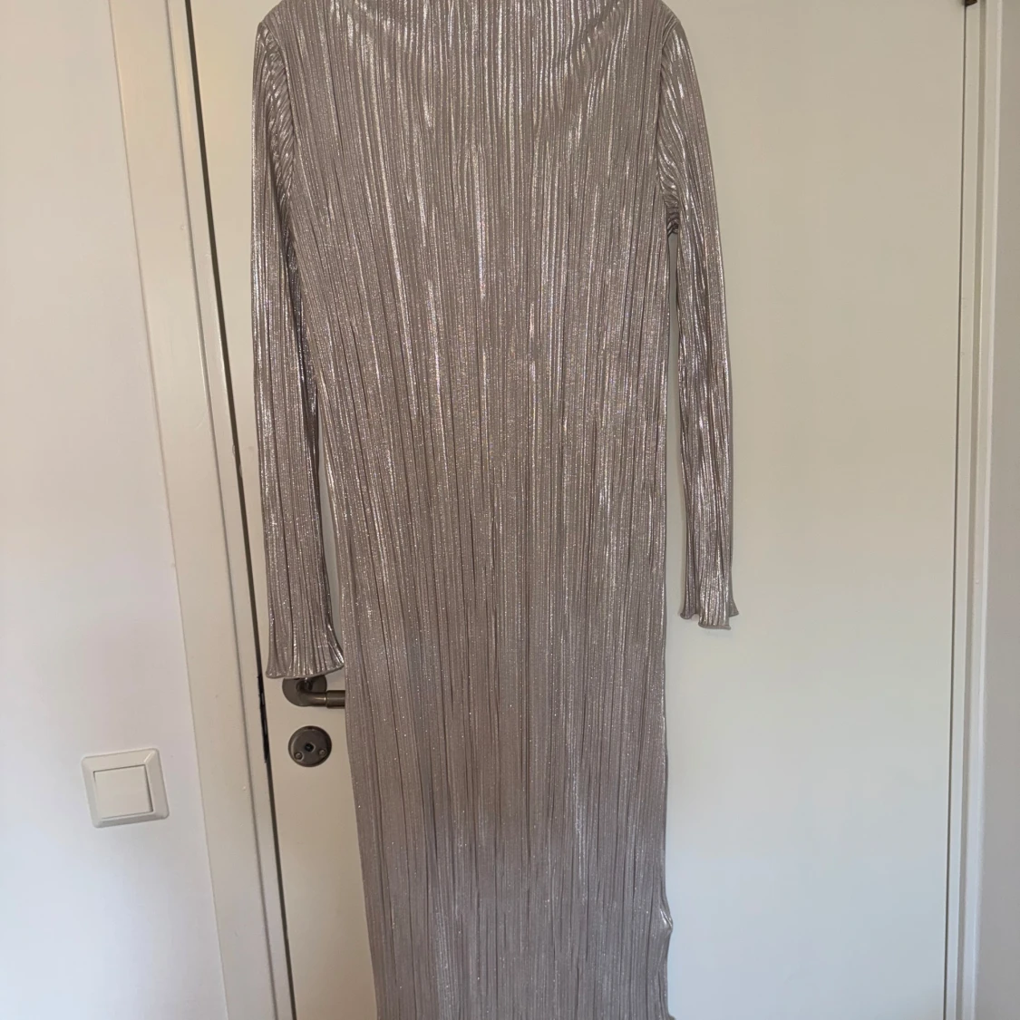 Silverfärgad långklänning med glittereffekt från soft rebels - 1