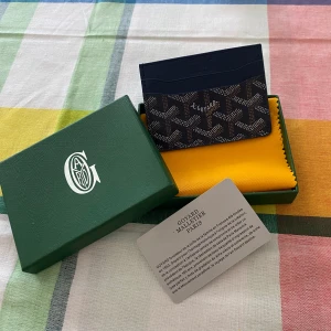 Plånbok - Säljer nu min plånbok då den inte kommer till användning eftersom att jag bara använder ApplePay  . Allt original medföljer skriv vid minsta fundering 