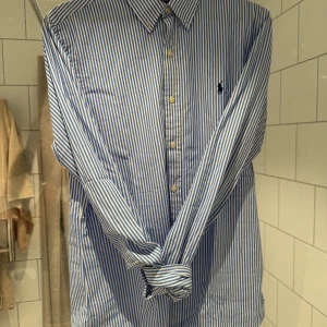Ralph Lauren poplin skjorta slim fit - En slim fit poplin skjorta från Ralph Lauren som köptes för 2 månader sedan (kvitto ingår), normal i storlek. 