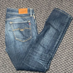 Replay Anbass Jeans  - Säljer ett par feta Replay Anbass jeans i klassisk blå färg. Skick: 9/10 Storlek: W30 L32. Kontakta vid minsta fråga. Pris kan diskuteras!!! Lägg prisförslag!!!