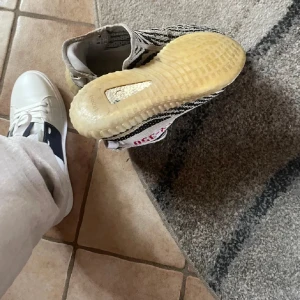 Svart hoodie med spindelnätsmönster och färgglada detaljer - Säljer en svart hoodie från Paccbet med stort spindelnätsmönster på ryggen och texten 'never let the spider between the time'. Hoodien har färgglada stjärnor och prickar som detaljer. Perfekt för dig som gillar streetwear och unika prints.