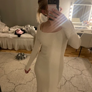 Ljusribbad långklänning med fyrkantig ringning - Säljer en superfin ljus ribbad långklänning med lång ärm och fyrkantig ringning. Klänningen har en tight passform och är perfekt för dig som gillar en stilren och enkel look. Materialet är mjukt och stretchigt för en bekväm känsla.