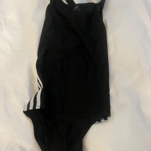 Svart baddräkt från Adidas - Skönt material