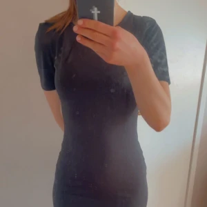 Svart kortärmad klänning från Eva & Lola - Säljer en svart, figurnära klänning från Eva & Lola i storlek S. Klänningen har korta ärmar, rund halsringning och dragkedja i ryggen. Ganska kort, slutar strax vid knäna🖤