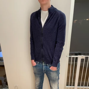 Massimo dutti cardigan  - Massimo Dutti cardigan i mörkblå färg och storlek medium, skriv för fler  bilder/frågor🙌🏼