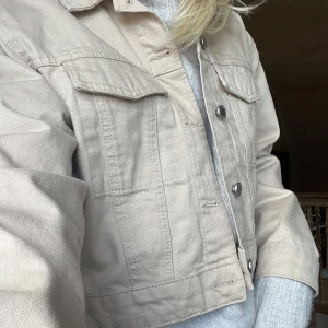 Beige jeansjacka  - Säljer min beigea jeansjacka från Gina Tricot i strl S Perfekt såhär till höst/sommar/vår tider! Nypris på 500kr, fortfarande i original skick!🤗🤗