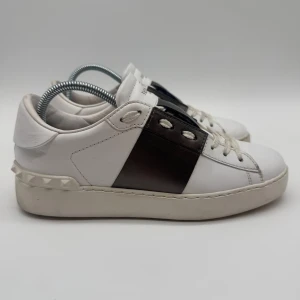 VALENITNO OPEN SNEAKERS - Valentino open sneakers - Skick: 9,5/10 - Storlek 36,5 sitter som 37 - Tillbehör: Enbart skorna - Nypris 7700kr - deluxecloset 