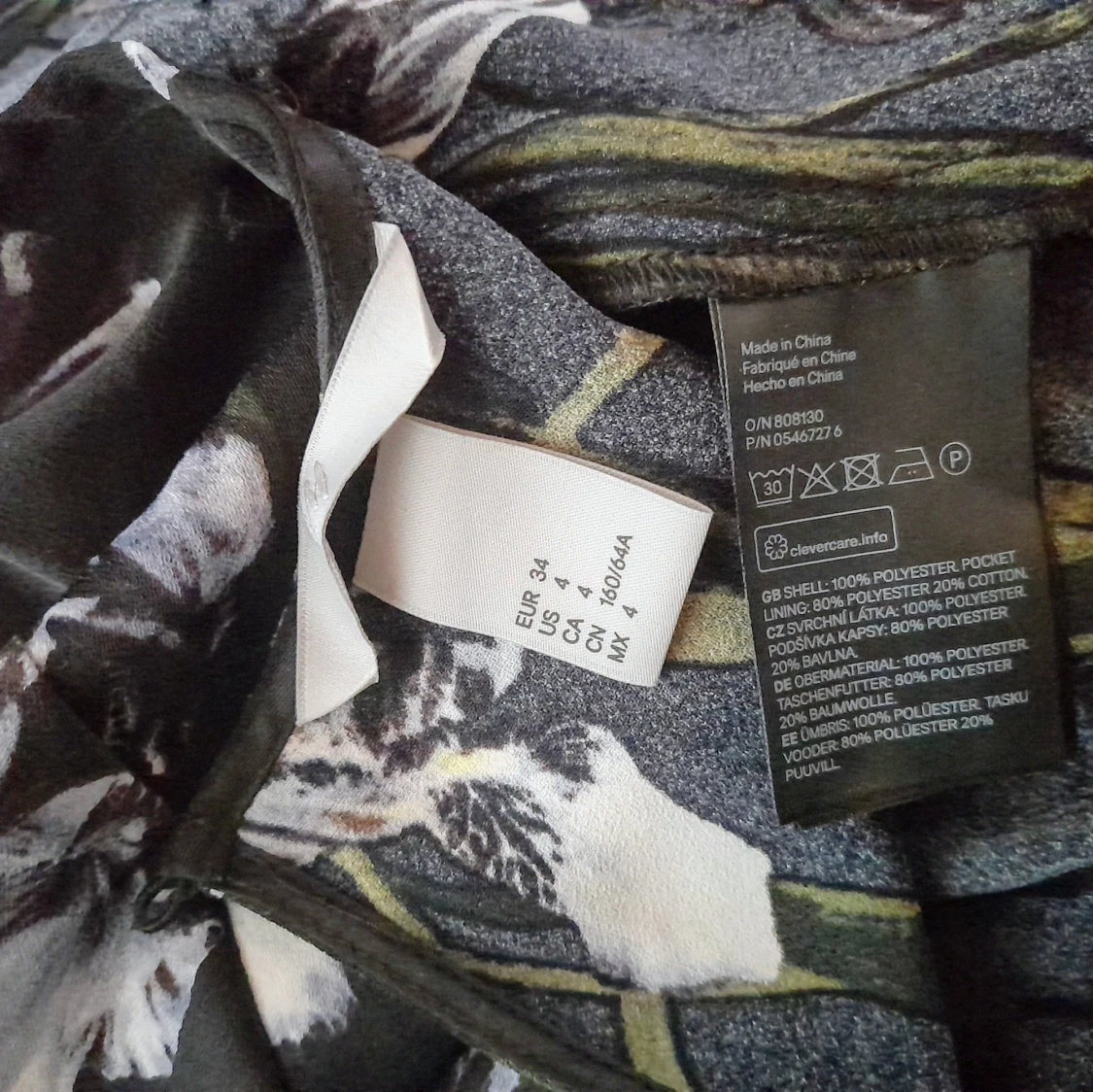 Svart byxdress med blommigt mönster från H&M - 3