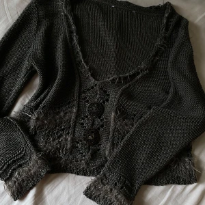 Snygg stickad tröja - Fin tröja med snygga detaljer! Bra skick, köpt second hand 💕