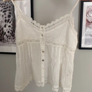 Zara linne  - Helt oanvänd topp från zara! Så söt och fin. Saknar en knapp men var så när jag köpte den, inget som syns eller märks av när man har den på🤍 pris kan diskuteras (orginal pris 299kr)