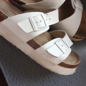 Trendiga tofflor - Säljer ett par vita tofflor. Perfekta för varma sommardagar 🤍