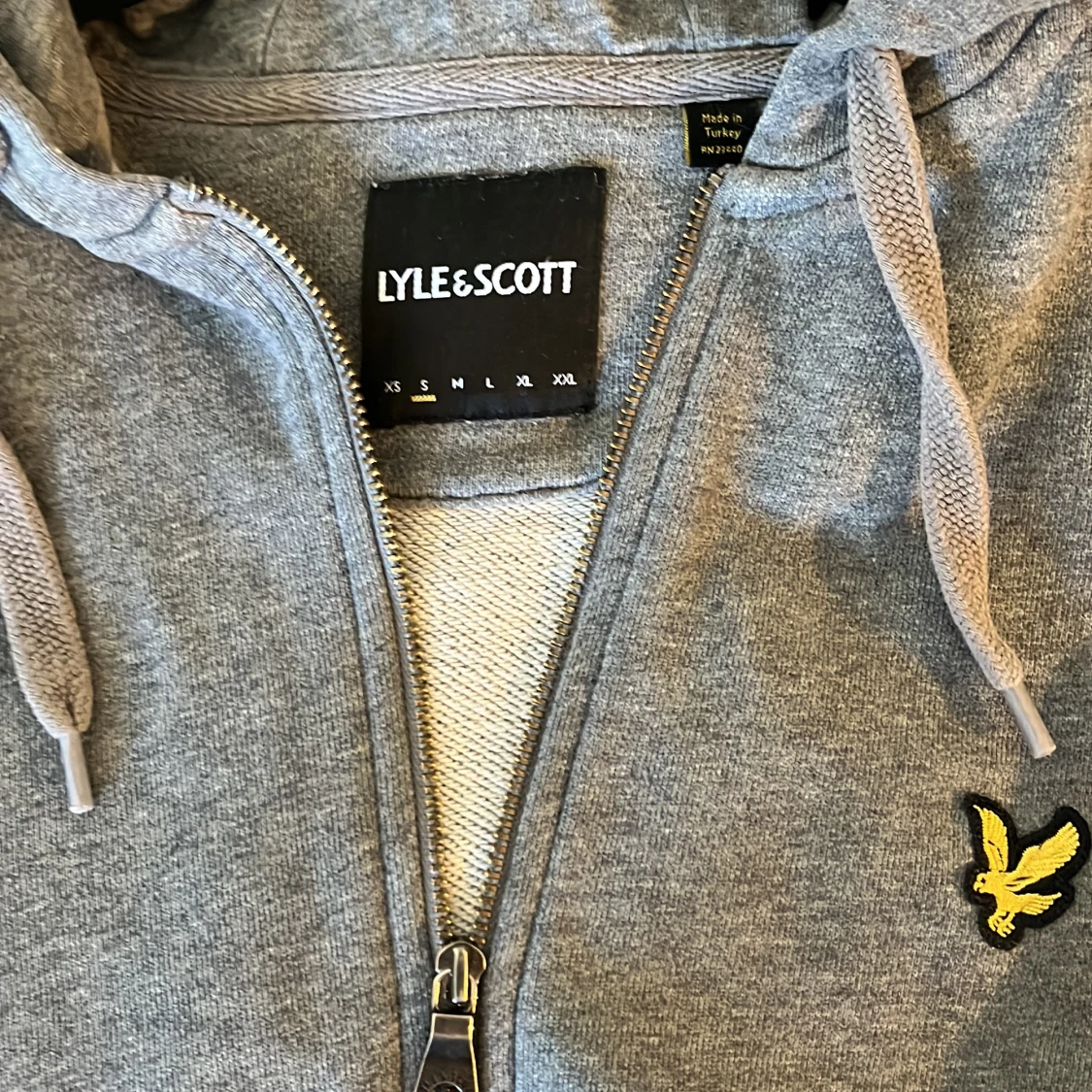Grå hoodie från Lyle & Scott - 1