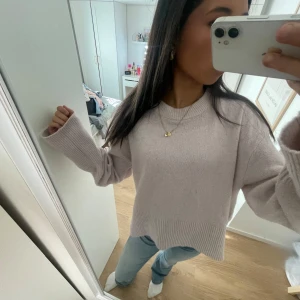 stickad tröja - Mysig stickad tröja med rund halsringning och breda ribbade muddar. Tröjan har en loose passform och långa ärmar💖