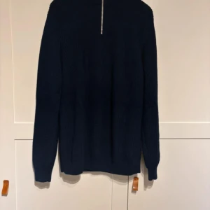 Mörkblå stickad tröja från Zara - Säljer en mörkblå stickad tröja från zara  den är i strl M men passar också strl L Priset är slut diskuterat Inga skador eller liknande knappt använd