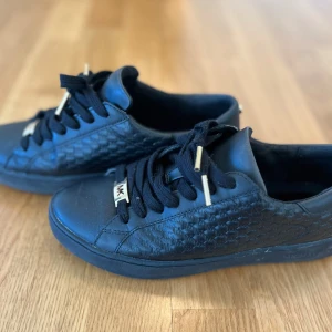 Michael kors skor  - Mk skor , äkta. Svarta med fina guld detaljer. Storlek 37. Nypris 1300