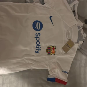 Vit FC Barcelona fotbollströja  - Helt ny aldrig använd storlek S passar S/M