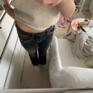 Svarta jeans med knappar på fickorna - Säljer svarta jeans från Gina Young, väldigt bra skick, i storlek 152. Pris kan alltid diskuteras!💕❤️❤️